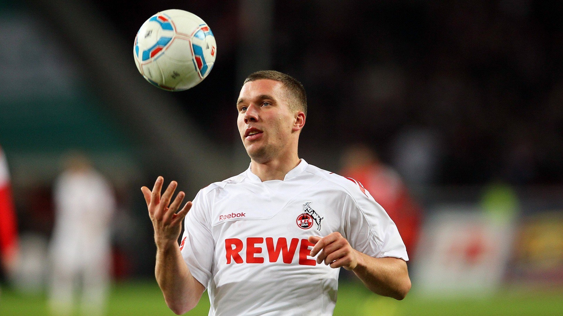 综合体育娱乐平台 | 真人-利拉德复出首秀出彩，上海海港主场险胜上海申花，豪取15连胜  第2张